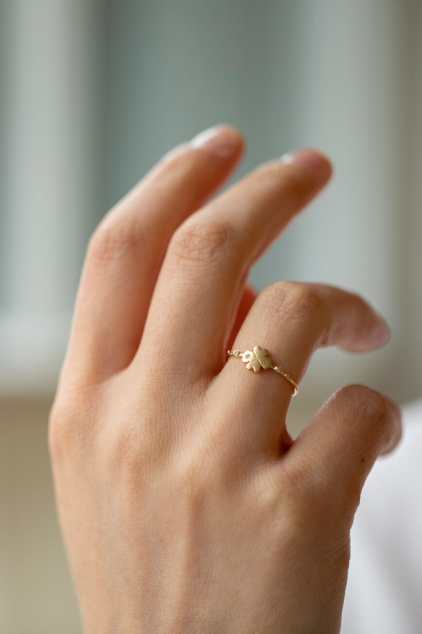 Yellow gold ring sculpted four-leaf clover motif diamond accent slim band Celine Daoust