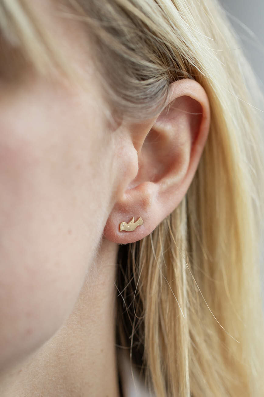 Yellow gold single stud earring sculpted bird motif Celine Daoust