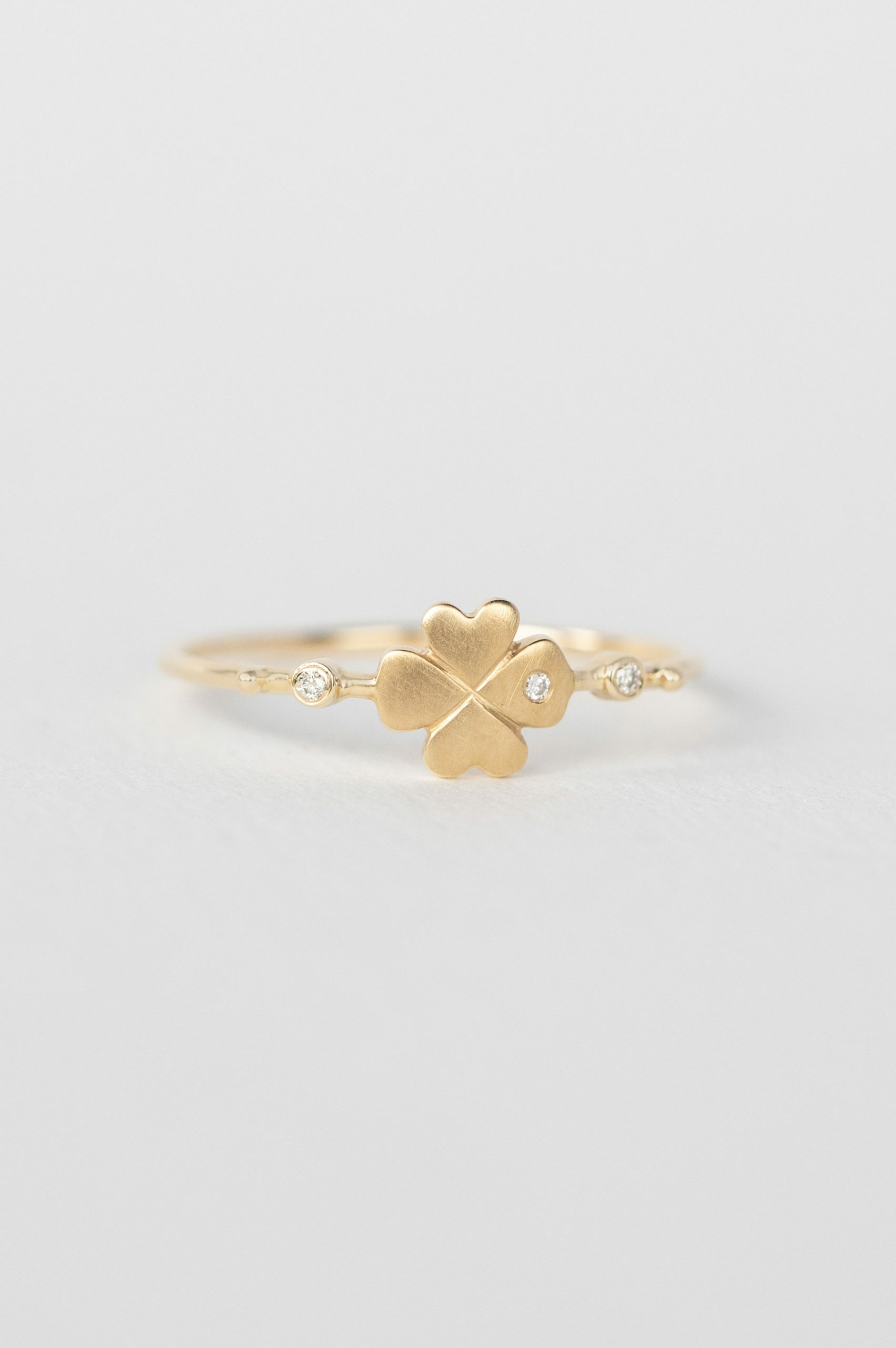 Yellow gold ring sculpted four-leaf clover motif diamond accent slim band Celine Daoust