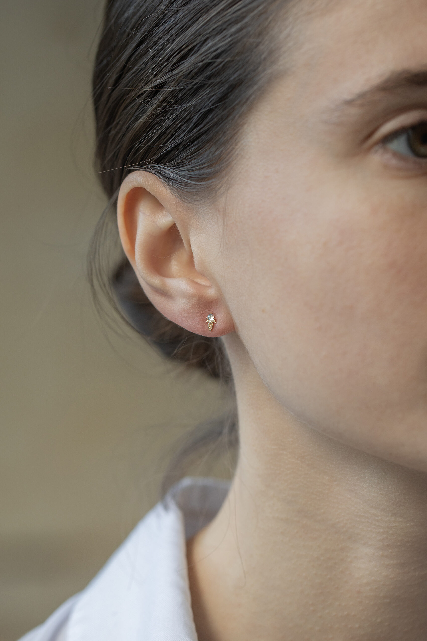Gold stud single earring rose-cut diamond bee motif Céline Daoust