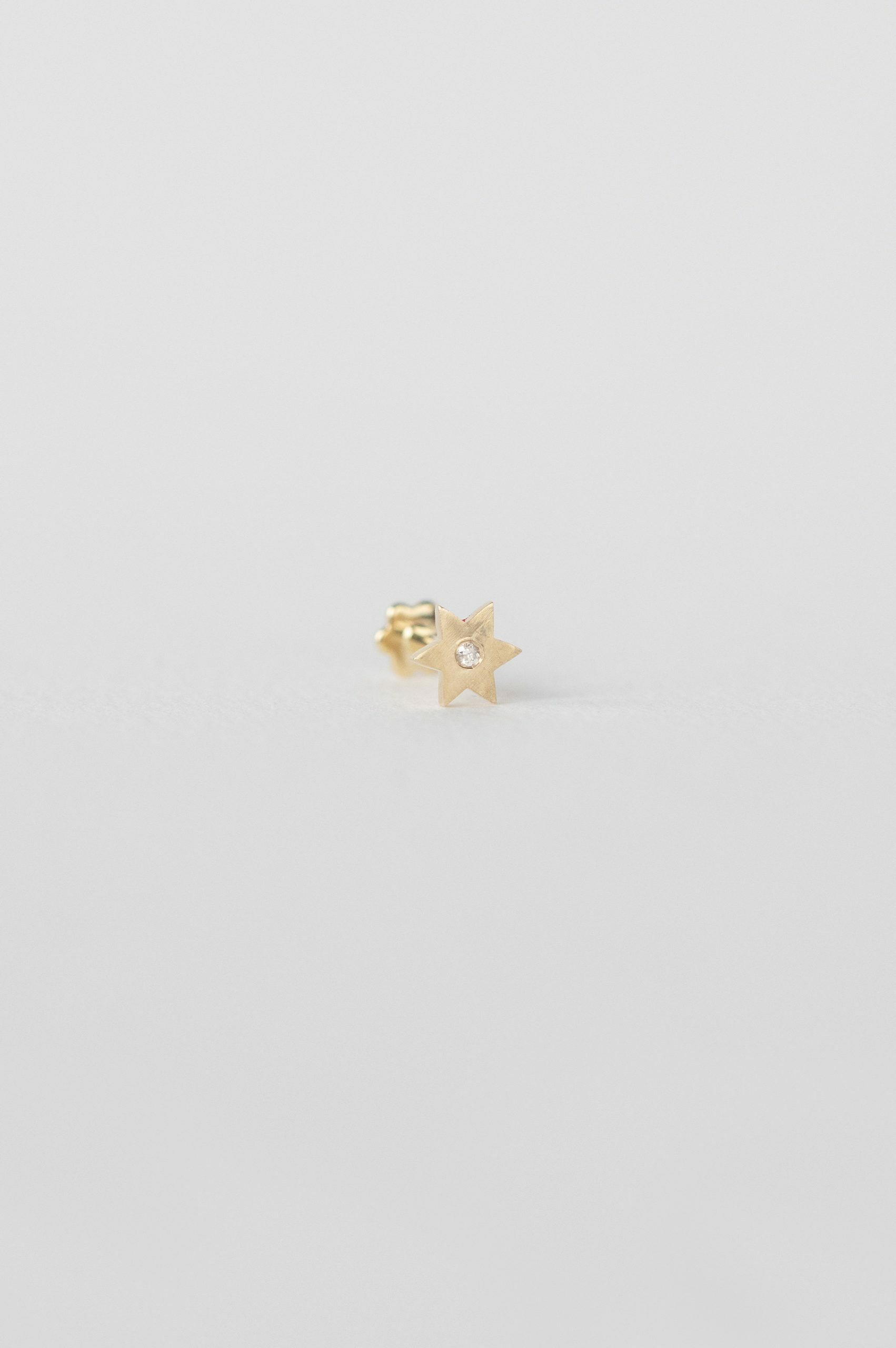 Gold flat back piercing star-shaped diamond stud Celine Daoust