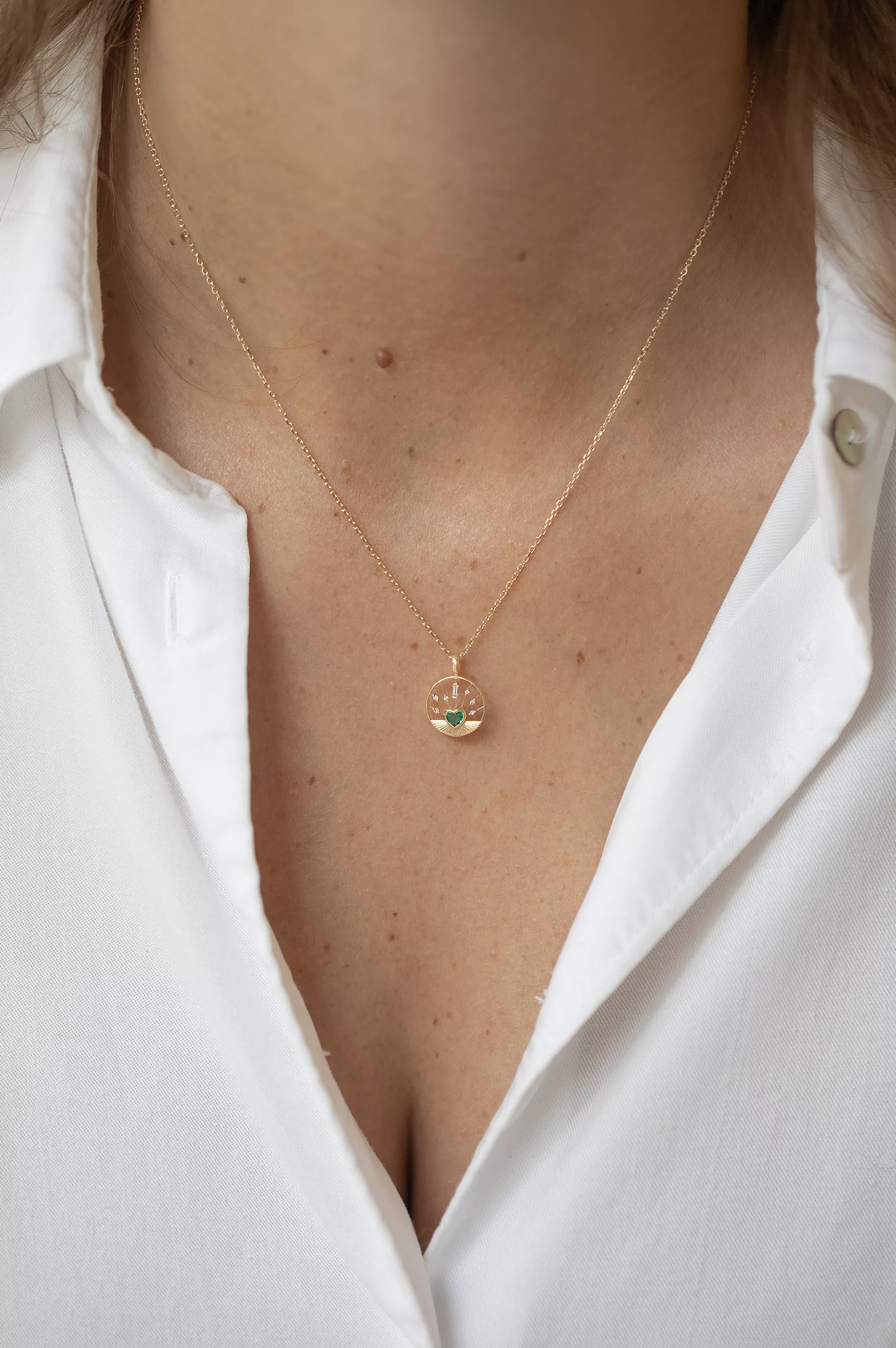 Gold necklace round open pendant heart-cut emerald center Céline Daoust
