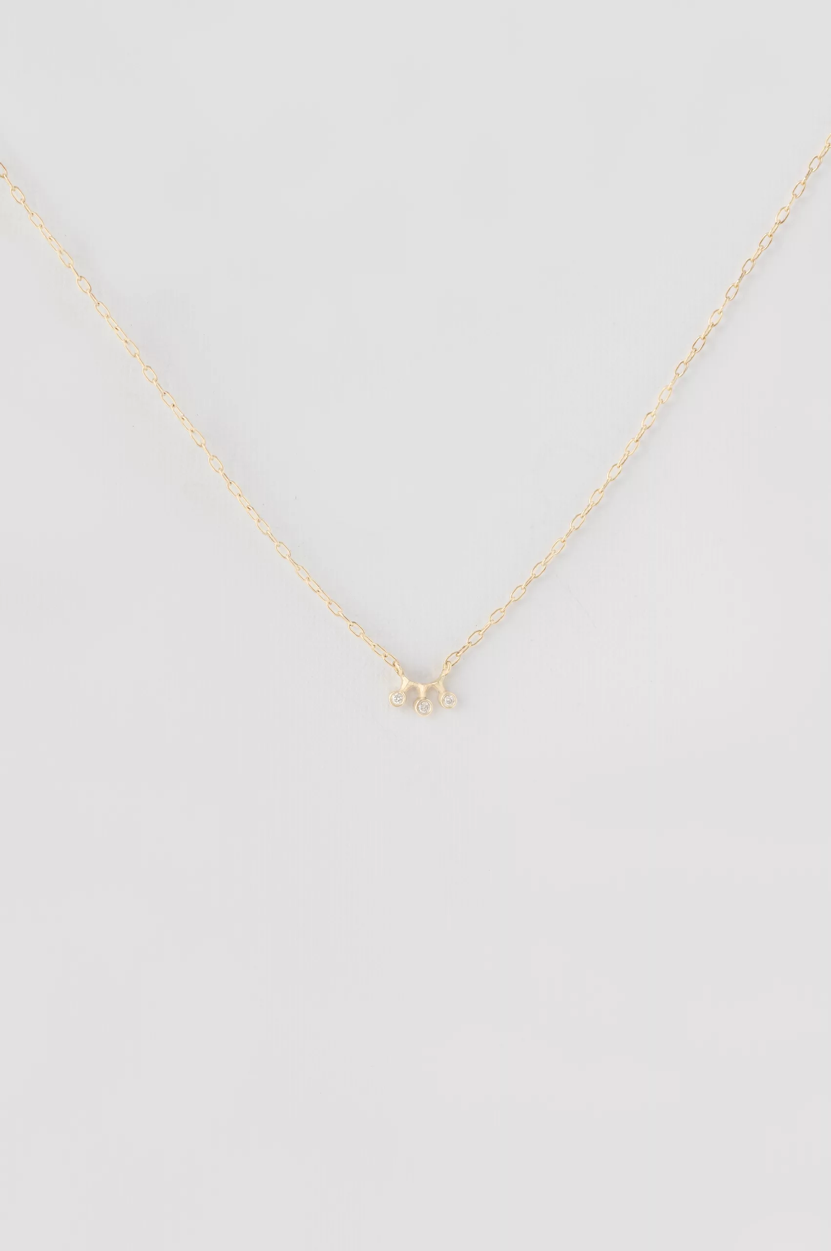 Gold necklace three diamonds bezel pendant delicate chain Céline Daoust