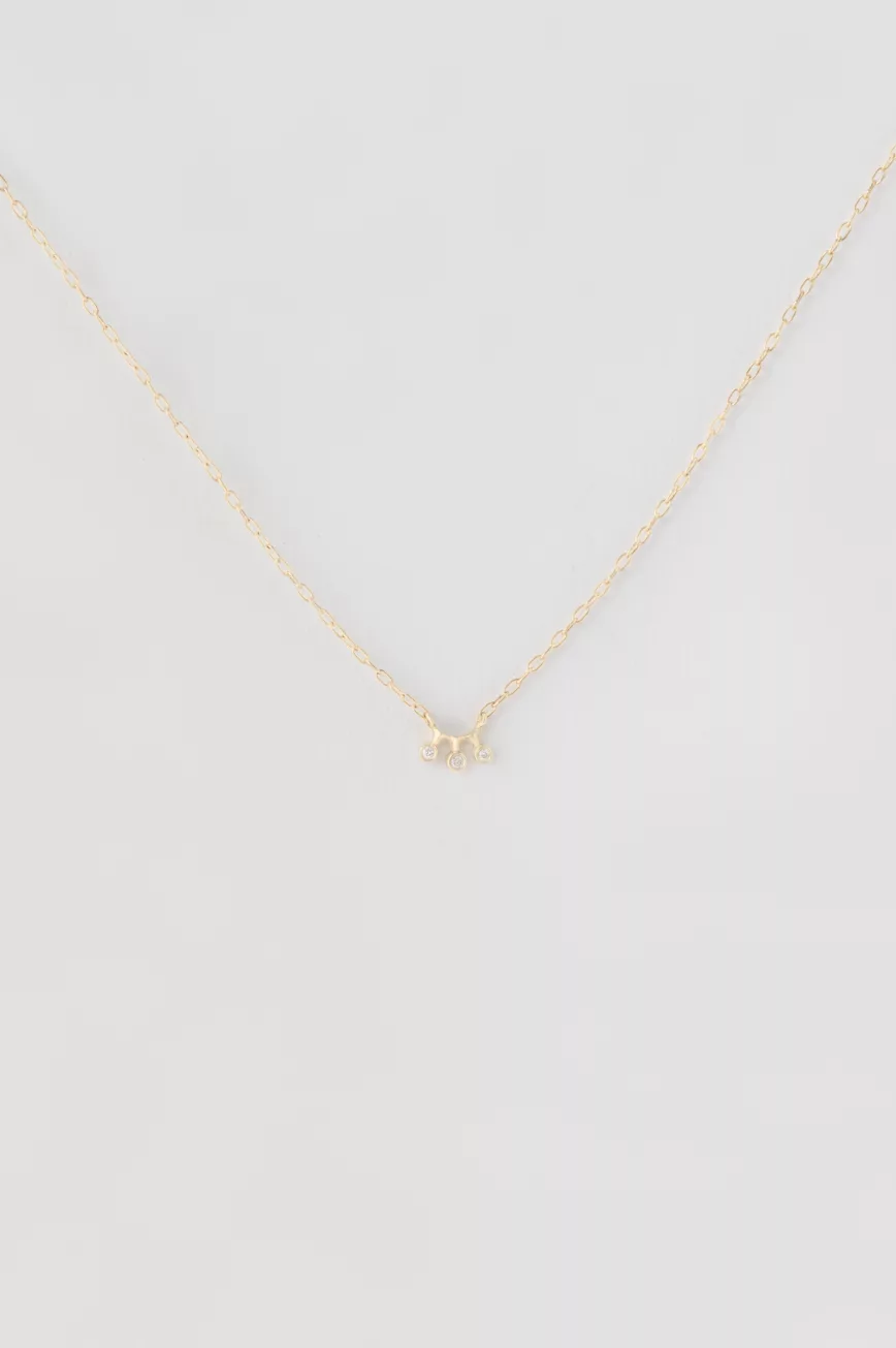 Gold necklace three diamonds bezel pendant delicate chain Céline Daoust