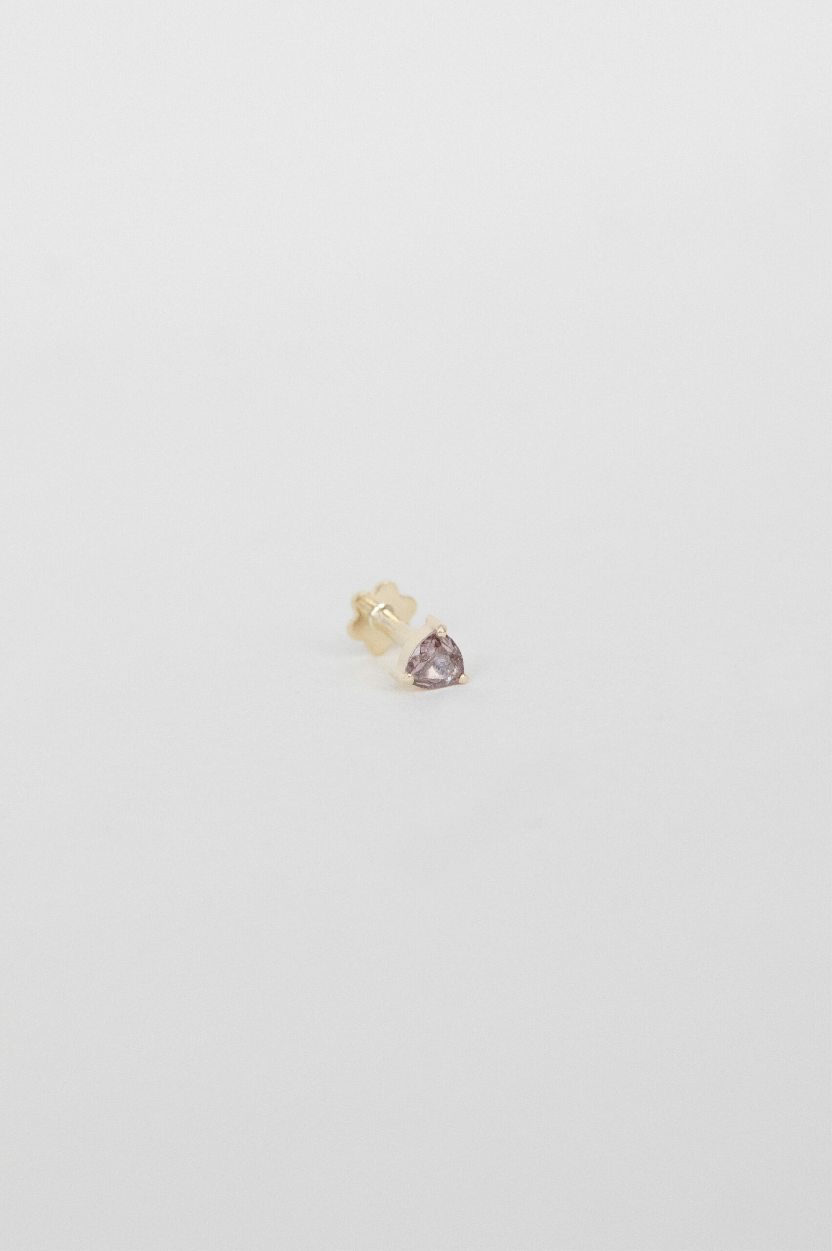 Gold stud piercing triangle-cut parme spinel Céline Daoust Parme Spinel Stud Piercing