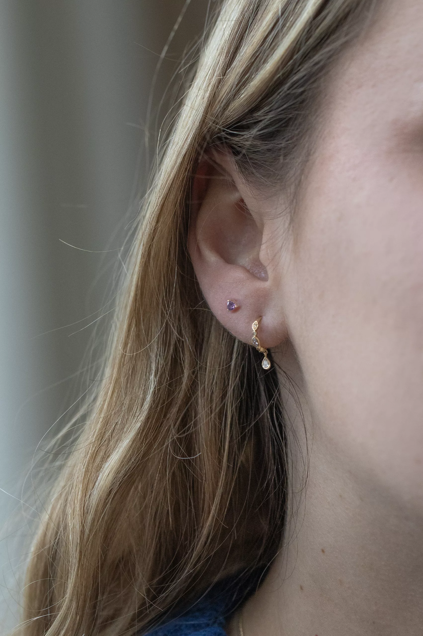 Gold stud piercing triangle-cut parme spinel Céline Daoust